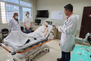 Equipe do ICS recebe treinamento sobre reanimação de Parada Cardiorrespiratória (PCR) Equipe do ICS recebe treinamento sobre reanimação de Parada Cardiorrespiratória (PCR)