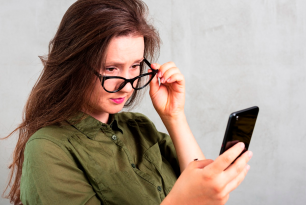 Uso excessivo de telas aumenta casos de miopia, alerta oftalmologista do ICS