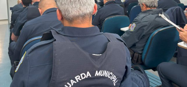 Guardas municipais de Curitiba recebem orientações do ICS sobre importância do Novembro Azul guardas municipais