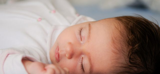 O que ajuda o bebê a dormir melhor? Pediatra do ICS orienta para noites mais tranquilas